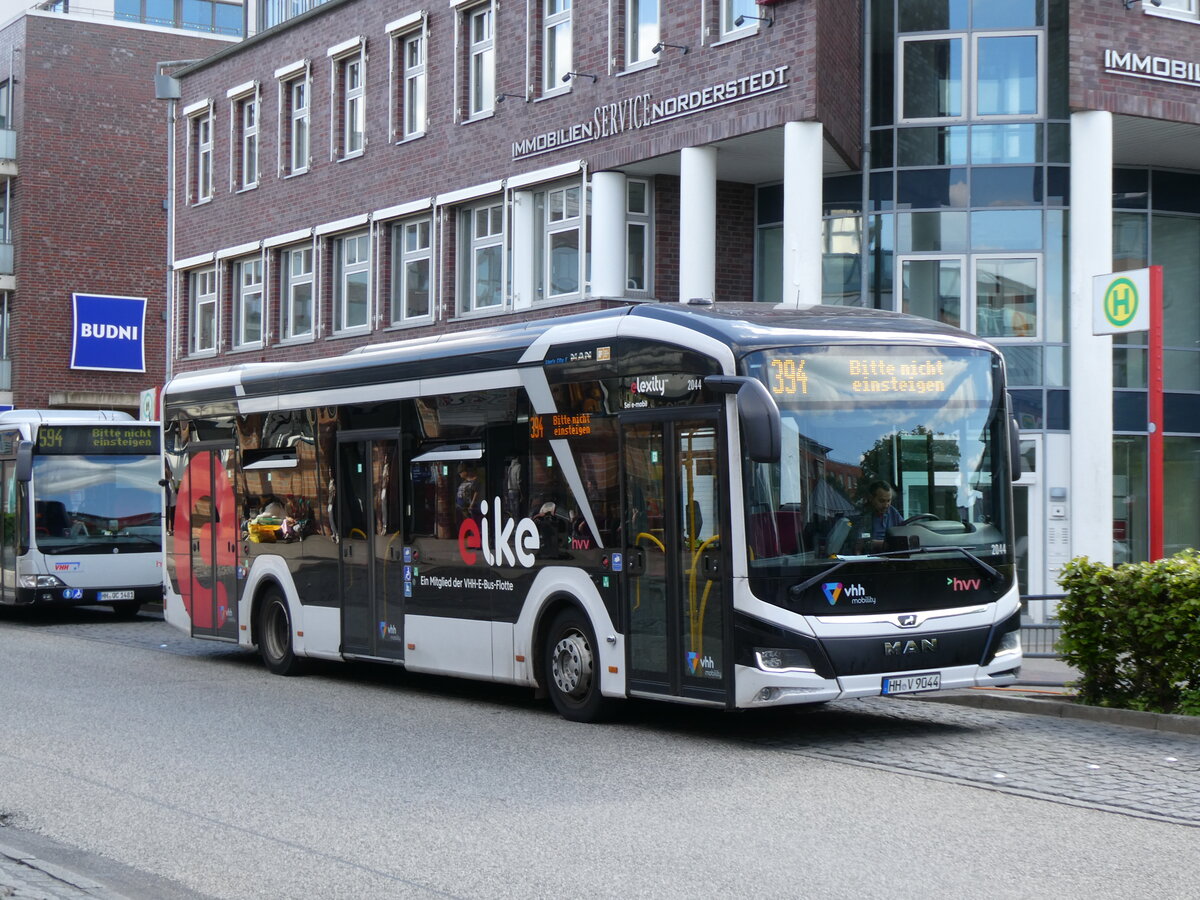 (275'374) - VVH Hamburg - Nr. 2044/HH-V 9044 - eMAN am 10. Mai 2025 in Norderstedt, U-Bahnhof Norderstedt Mitte 