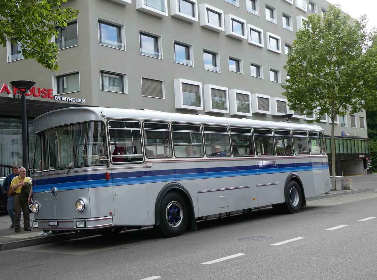 (275'683) - Borer, Neuhausen - SH 19'684 - Saurer/T�scher (ex Sch�ttler, D-K�ln; ex Braun, D-M�nster; ex Schmid, Hemishofen; ex Br�tsch, B�ttenhard; ex ASS Schleitheim Nr. 8) am 17. Mai 2025 beim Bahnhof Schaffhausen