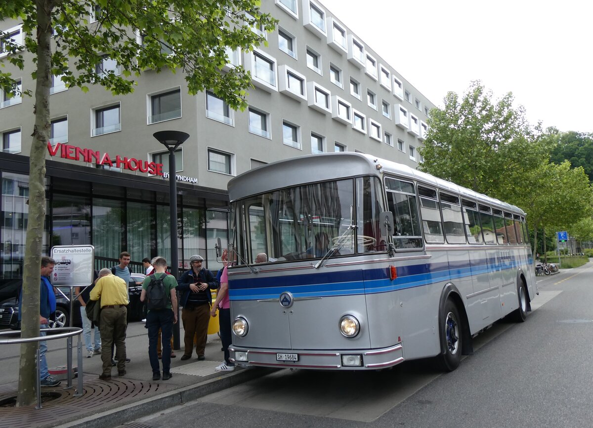 (275'684) - Borer, Neuhausen - SH 19'684 - Saurer/T�scher (ex Sch�ttler, D-K�ln; ex Braun, D-M�nster; ex Schmid, Hemishofen; ex Br�tsch, B�ttenhard; ex ASS Schleitheim Nr. 8) am 17. Mai 2025 beim Bahnhof Schaffhausen