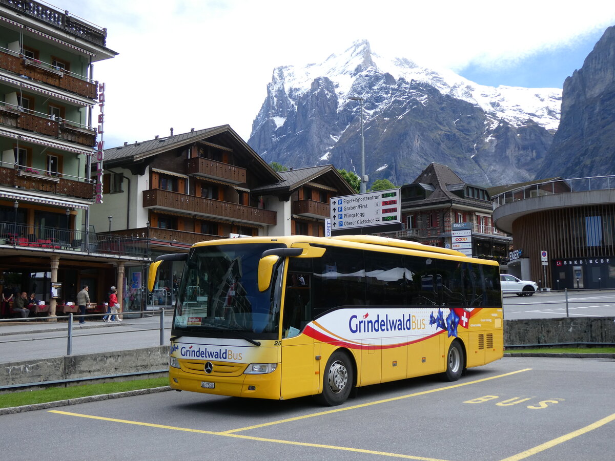 (275'932) - GrindelwaldBus, Grindelwald - Nr. 25/BE 73'249 - Mercedes am 29. Mai 2025 beim Bahnhof Grindelwald