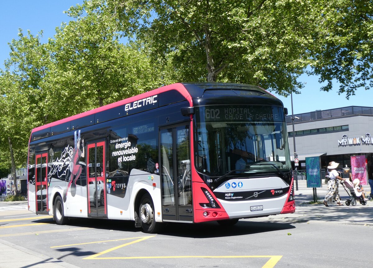(276'042) - TRAVYS Yverdon - Nr. 163/VD 489'253 - eVolvo am 30. Mai 2025 beim Bahnhof Yverdon