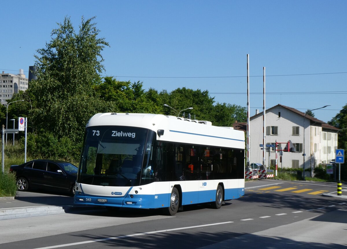 (276'084) - VBZ Z�rich - Nr. 342/ZH 956'342 - eHess am 31. Mai 2025 beim Bahnhof Z�rich-Schweighof