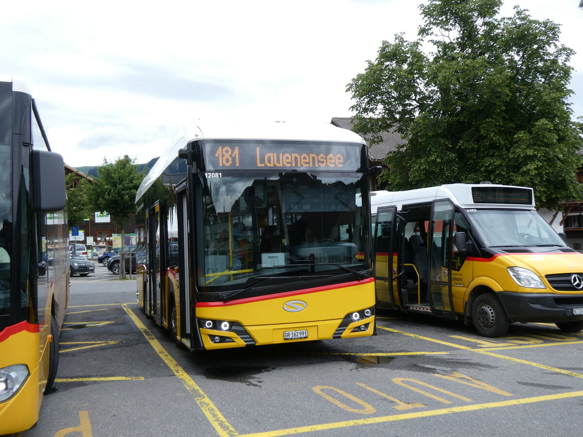 (276'282) - PostAuto Graub�nden - GR 162'991/PID 12'081 - eSolaris am 5. Juni 2025 beim Bahnhof Gstaad