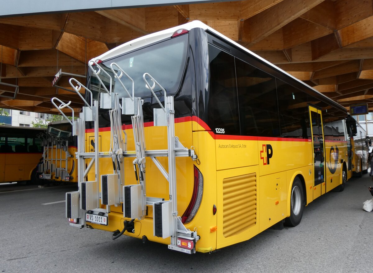 (276'313) - Ev�quoz, Erde - VS 1011/PID 12'235 - Iveco am 6. Juni 2025 beim Bahnhof Sion