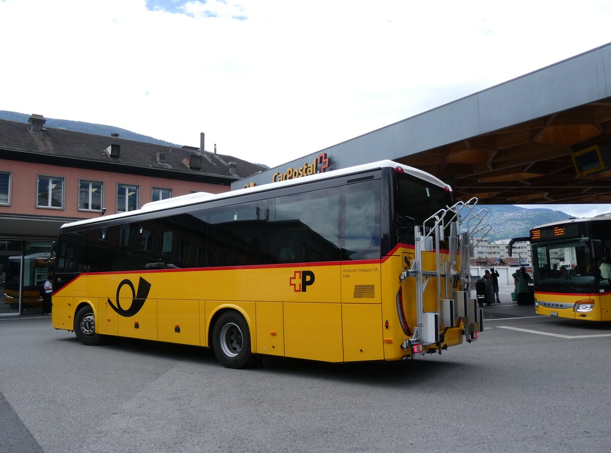 (276'317) - Ev�quoz, Erde - VS 1011/PID 12'235 - Iveco am 6. Juni 2025 beim Bahnhof Sion
