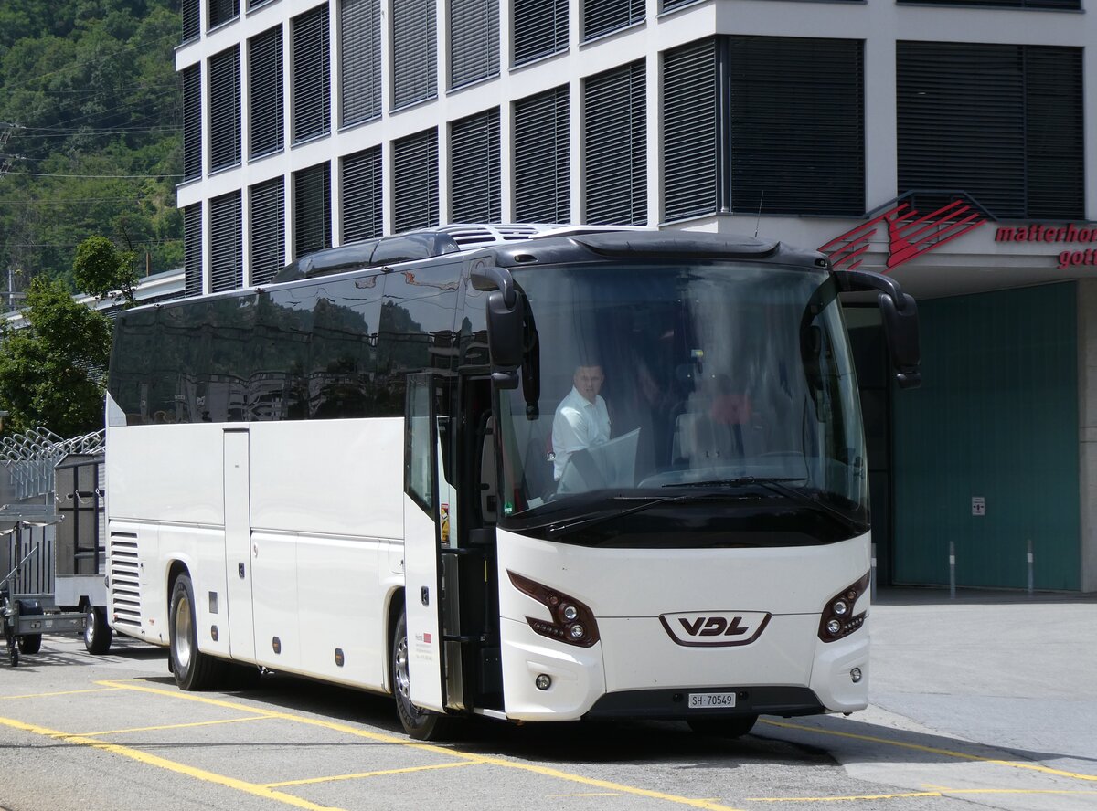 (276'711) - Heimat Reisen, R�mlang - SH 70'549 - VDL am 14. Juni 2025 beim Bahnhof Brig