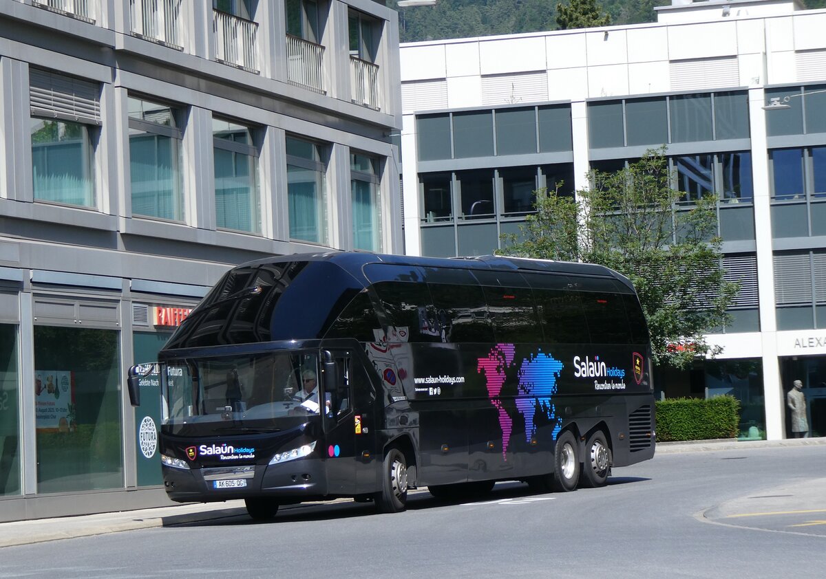 (276'943) - Aus Frankreich - Sala�n, Quimper - AK 605 QG . Neoplan am 18. Juni 2025 beim Bahnhof Chur