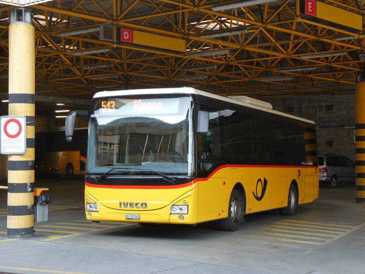 (276'980) - PostAuto Graub�nden - GR 102'562/PID 10'209 - Iveco am 19. Juni 2025 in Thusis, Postautostation