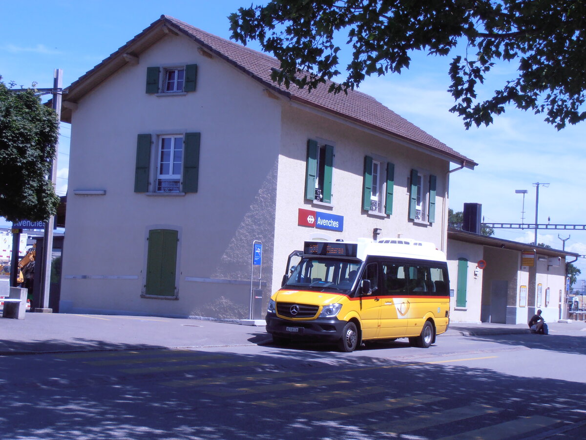 (277'787) - CarPostal Ouest - VD 538'136/PID 11'030 - Mercedes (ex AVJ Les Bioux) am 12. Juli 2025 beim Bahnhof Avenches