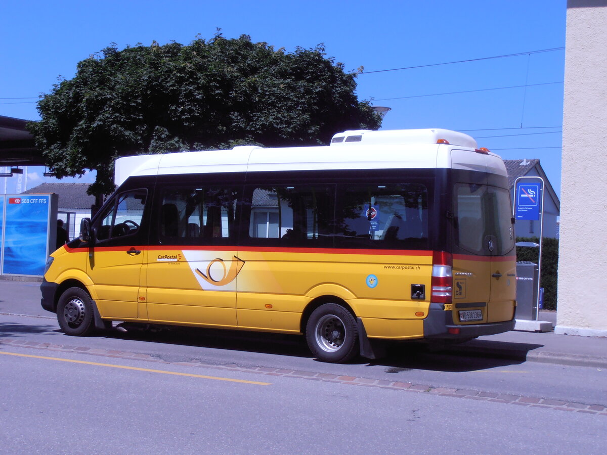 (277'788) - CarPostal Ouest - VD 538'136/PID 11'030 - Mercedes (ex AVJ Les Bioux) am 12. Juli 2025 beim Bahnhof Avenches