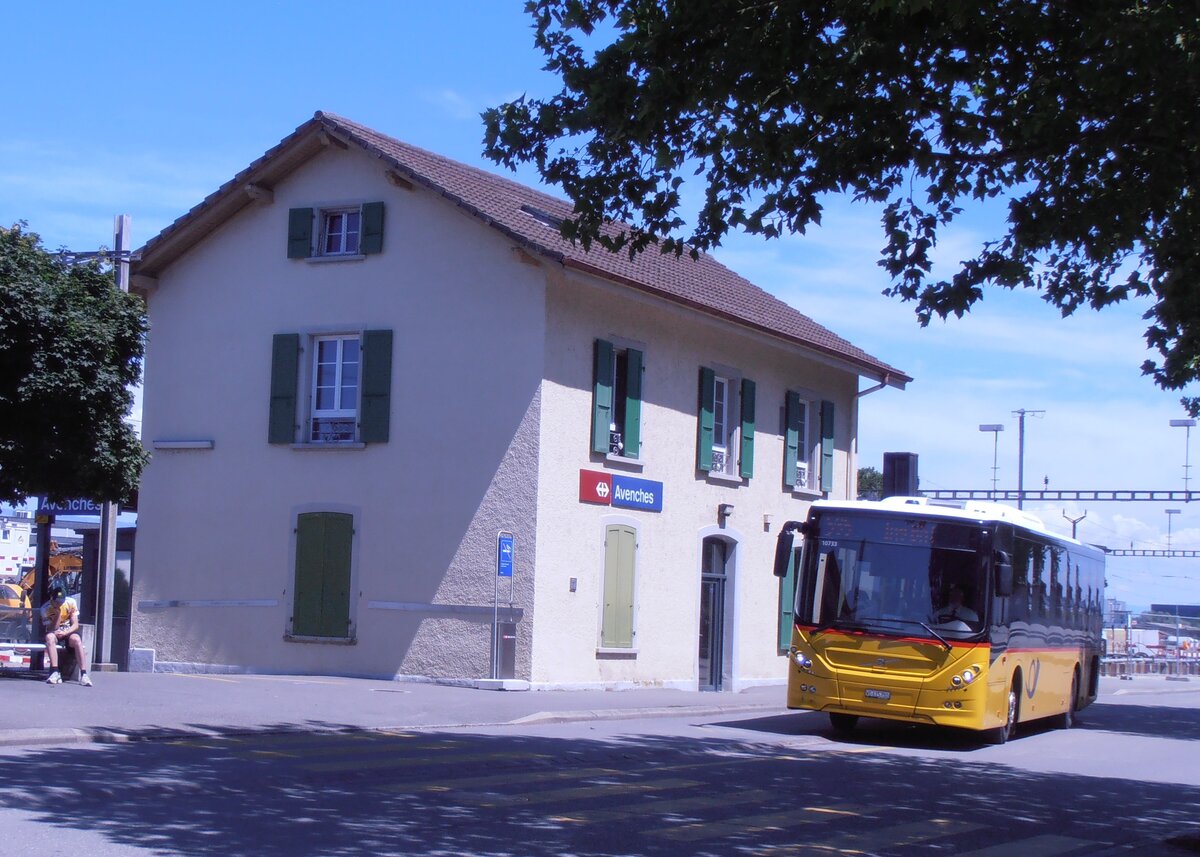 (277'797) - CarPostal Ouest - VD 615'780/PID 10'733 - Volvo (ex Favre, Avenches) am 12. Juli 2025 beim Bahnhof Avenches