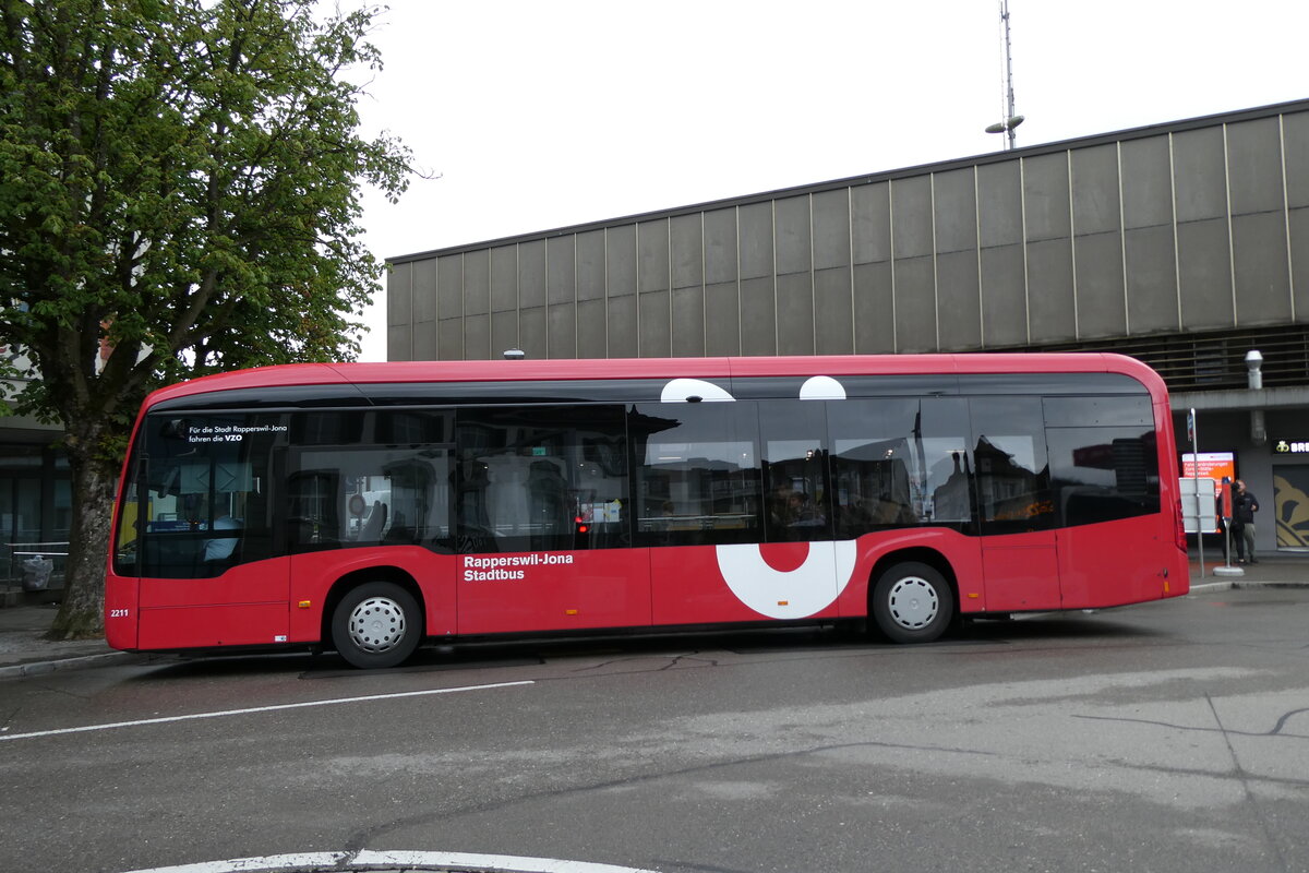 (277'999) - VZO Gr�ningen - Nr. 2211/ZH 892'211 - eMercedes am 25. Juli 2025 beim Bahnhof Rapperswil
