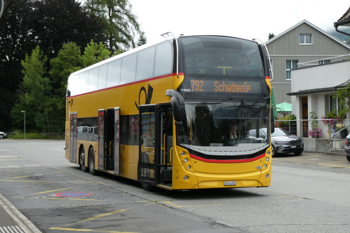 (278'030) - PostAuto Ostschweiz - SG 443'910/PID 11'033 - Alexander Dennis am 25. Juli 2025 beim Bahnhof Nesslau-Neu St. Johann