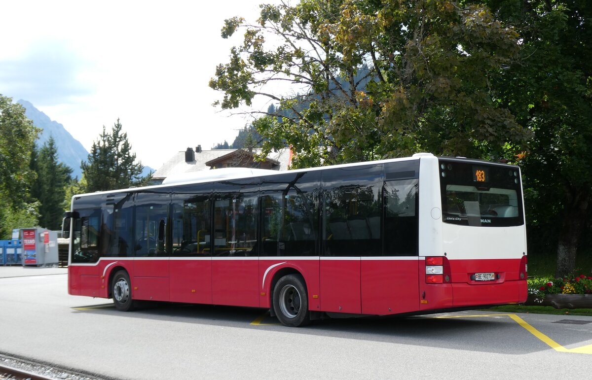 (278'564) - PostAuto Bern - BE 90'275/PID 12'337 - MAN (ex Dr. Richard, A-Wien Nr. 1413) am 5. August 2025 beim Bahnhof Sch�nried