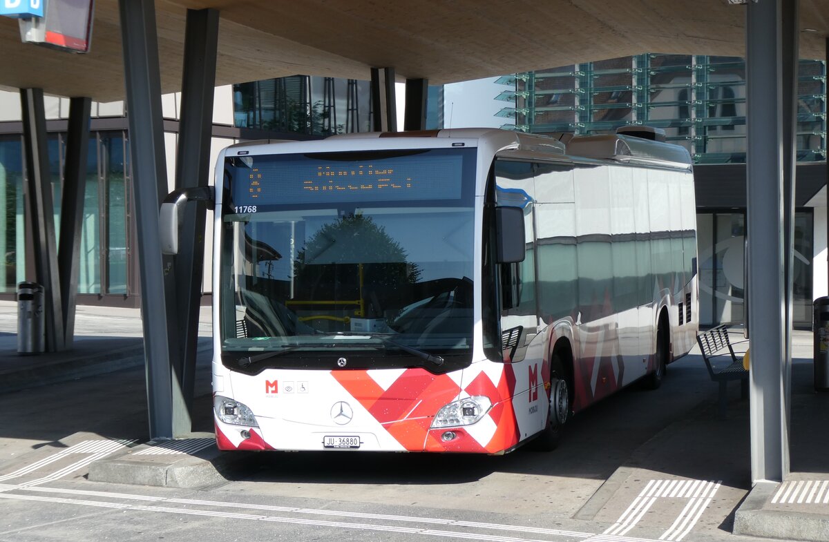 (278'680) - CarPostal Ouest - JU 36'880/PID 11'768 - Mercedes am 9. August 2025 beim Bahnhof Del�mont
