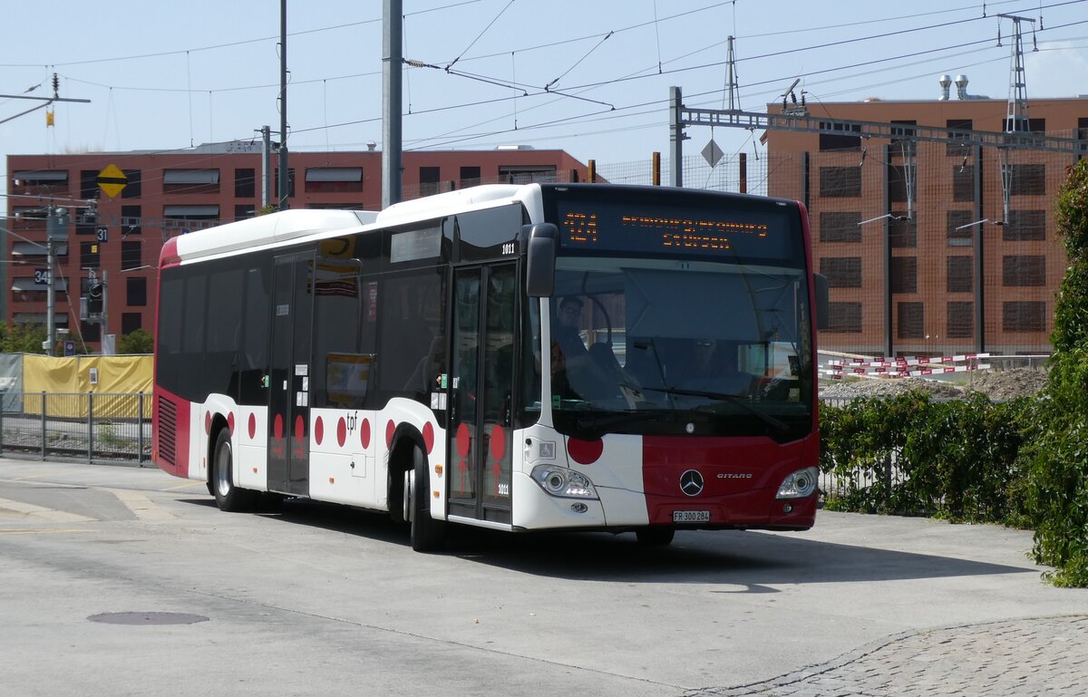 (278'902) - TPF Fribourg - Nr. 1011/FR 300'284 - Mercedes am 15. August 2025 beim Bahnhof D�dingen