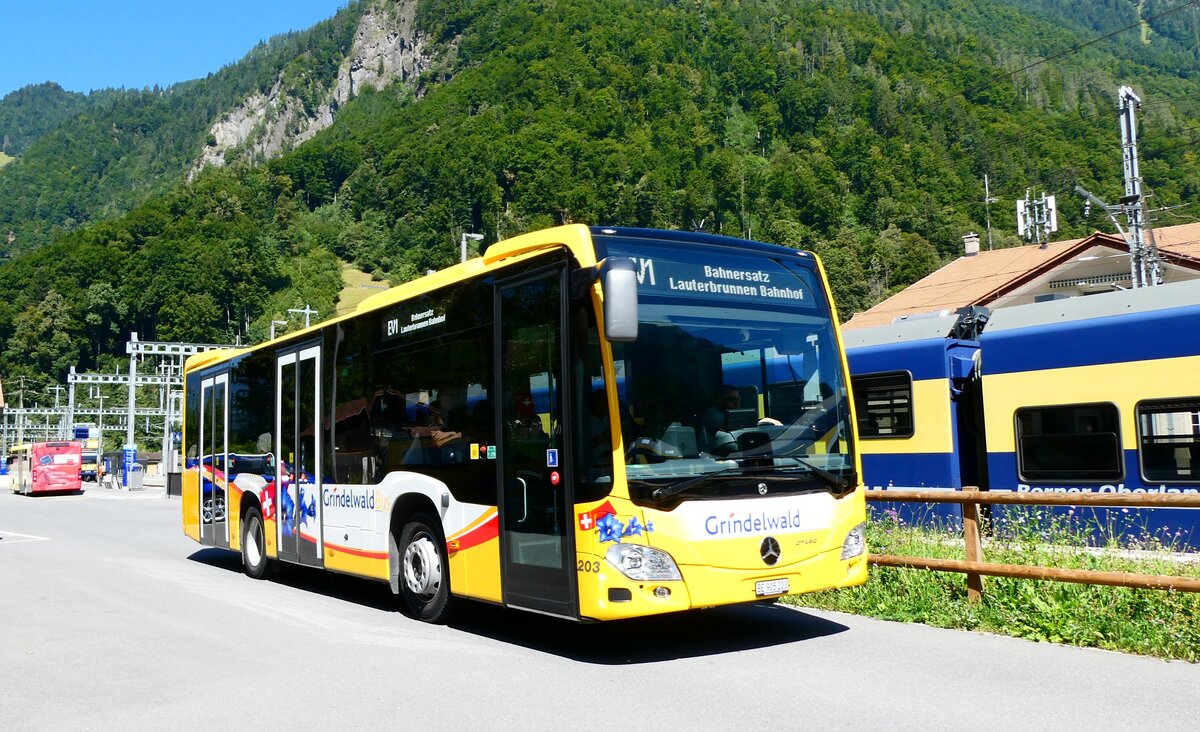 (279'361) - GrindelwaldBus, Grindelwald - Nr. 203/BE 905'203 - Mercedes am 25. August 2025 beim Bahnhof Zweil�tschinen