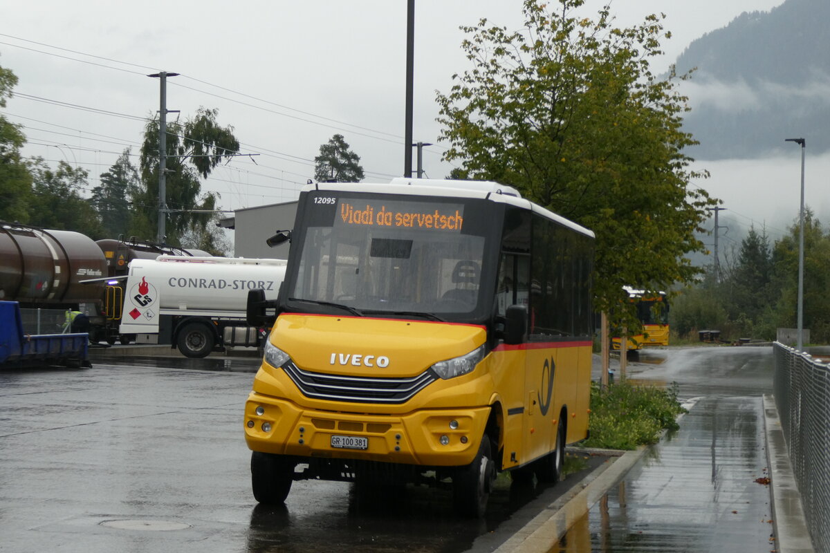 (280'098) - PostAuto Graub�nden - GR 100'381/PID 12'095 - Iveco/K-Bus am 9. September 2025 beim Bahnhof Ilanz