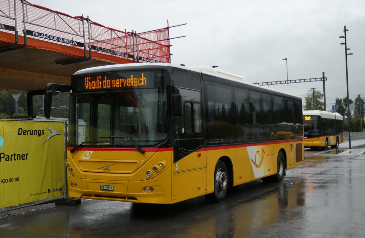 (280'213) - PostAuto Graub�nden - GR 93'897/PID 11'240 - Volvo (ex Nr. 13; ex Fontana, Ilanz Nr. 13; ex Bundi, Disentis) am 10. September 2025 beim Bahnhof Ilanz