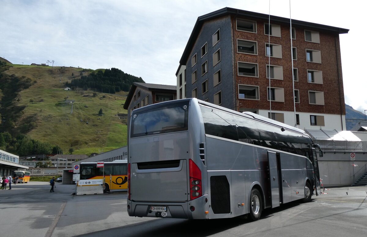 (280'253) - Jankovic, Adliswil - ZH 899'904 - Volvo am 10. September 2025 in Andermatt, Bahnhofplatz