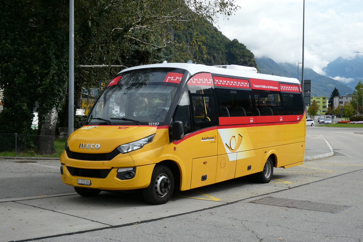 (280'312) - AutoPostale Ticino - TI 272'094/PID 10'197 - Iveco/Rosero am 13. September 2025 beim Bahnhof Castione-Arbedo