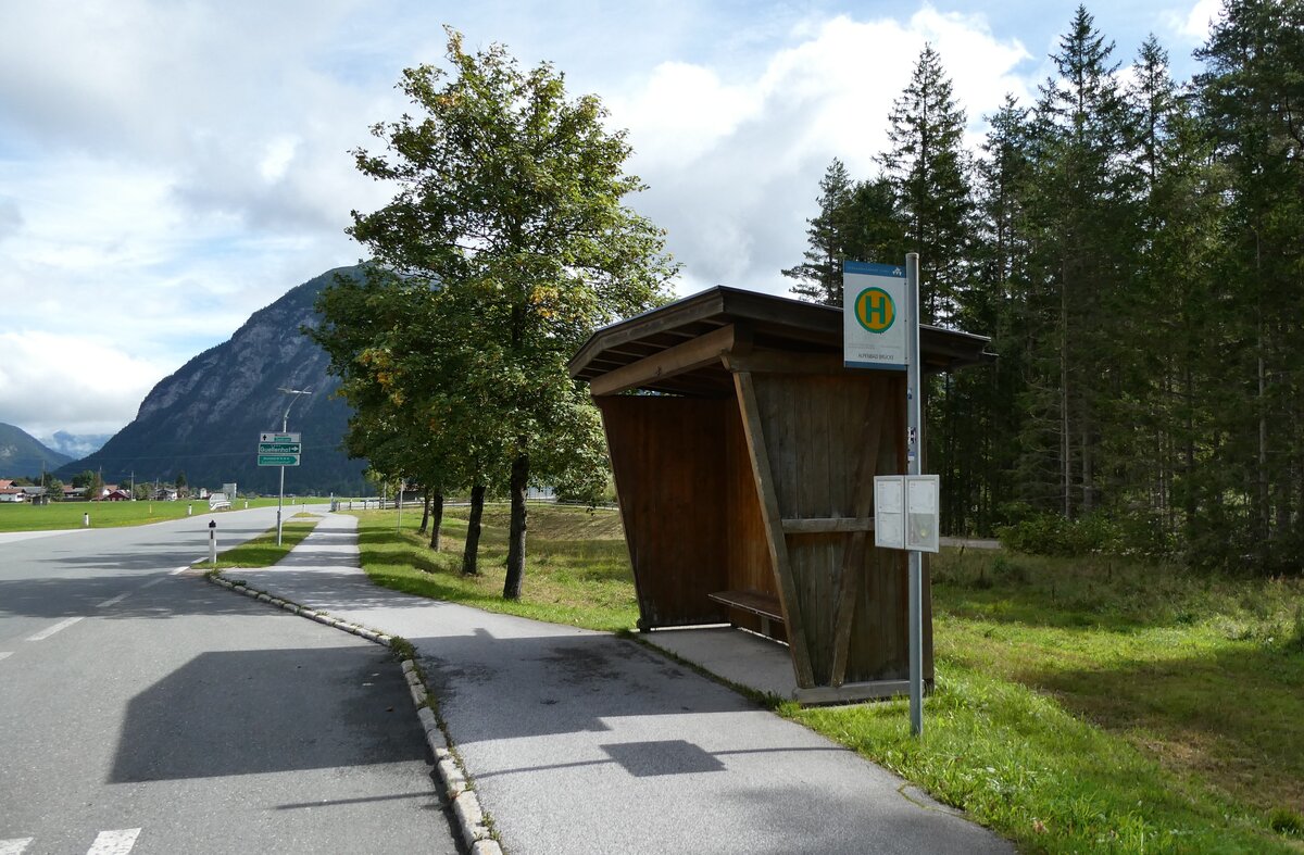 (280'441) - Bus-Haltestelle am 16. September 2025 in Leutasch, Alpenbad Br�cke