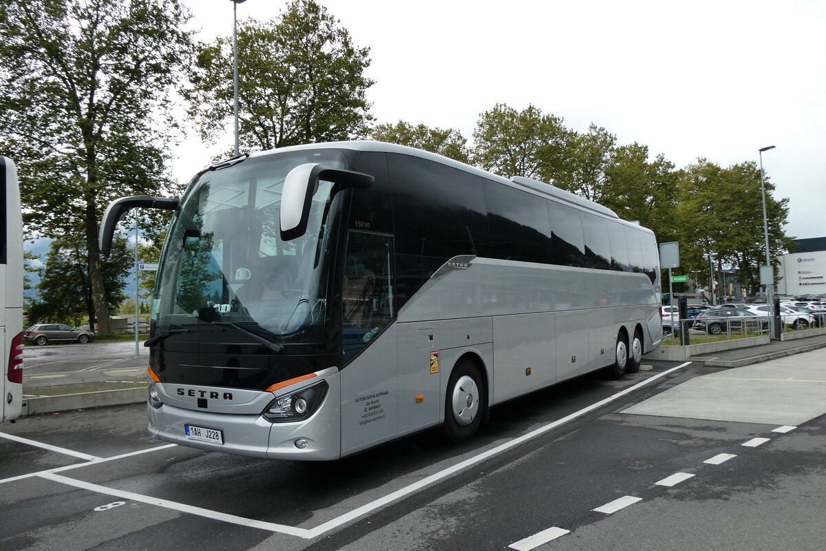 (280'664) - Aus Tschechien: Such�, Trebichovice - 1AH J228 - Setra am 23. September 2025 beim Bahnhof Interlaken Ost