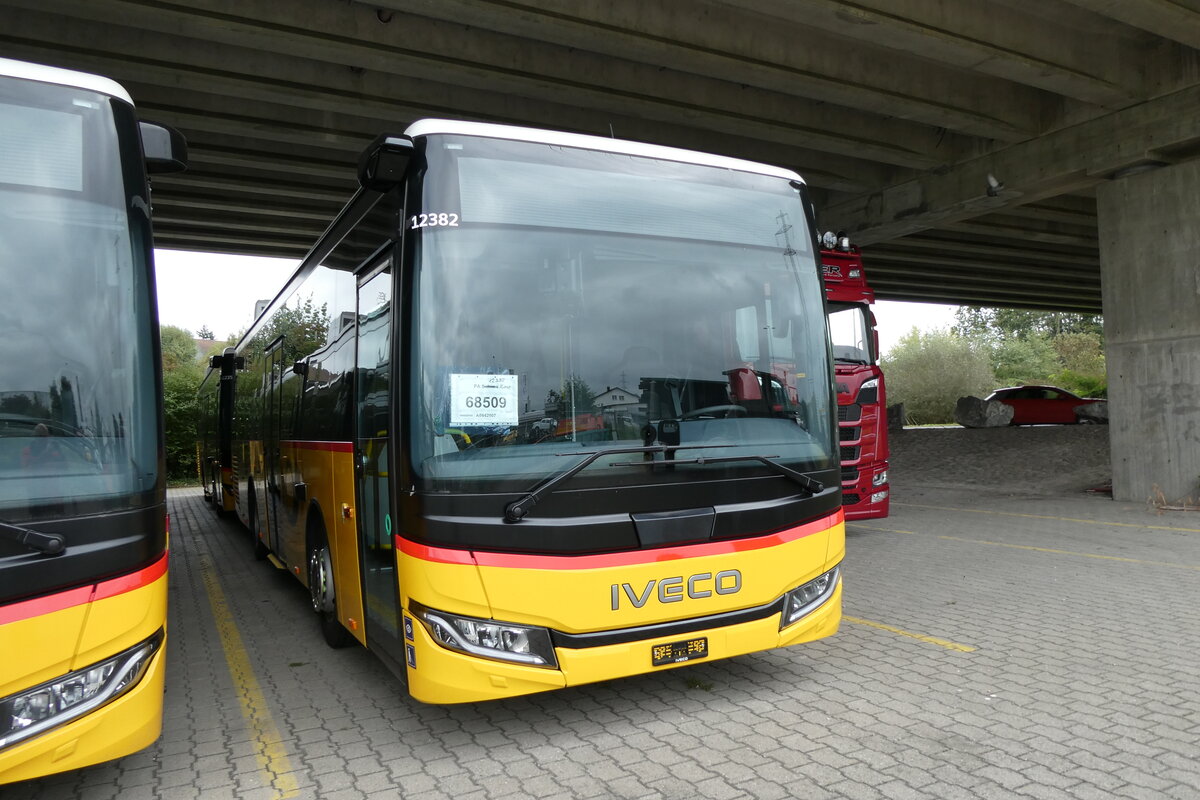 (280'834) - PostAuto Graub�nden - PID 12'382 - Iveco am 28. September 2025 in Kerzers, Murtenstrasse