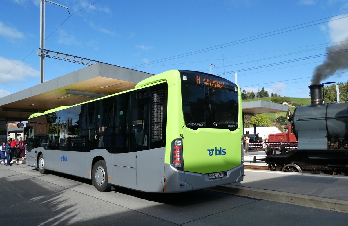 (280'953) - Busland, Burgdorf - Nr. 136/BE 901'136 - Mercedes am 4. Oktober 2025 beim Bahnhof Huttwil