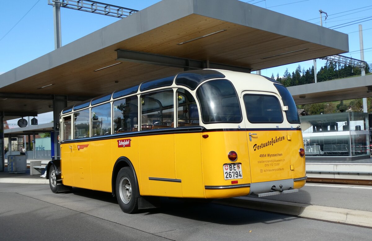 (280'965) - Stalder, Wyssachen - BE 26'794 - Saurer/R&J (ex Loosli, Wyssachen) am 4. Oktober 2025 beim Bahnhof Huttwil