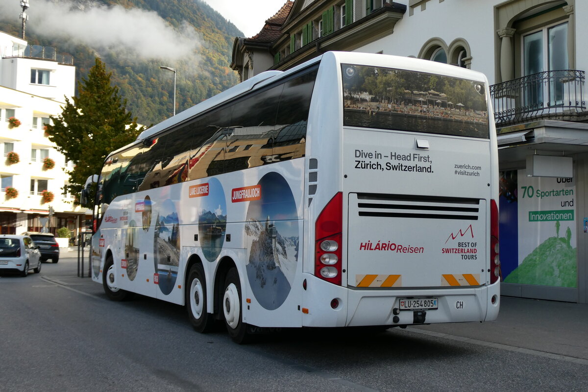 (281'084) - Hil�rio, Sch�tz - LU 254'801 - Volvo am 9. Oktober 2025 beim Bahnhof Interlaken Ost