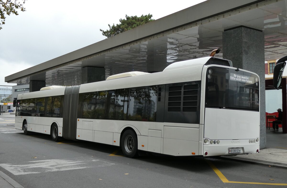 (281'203) - Overney, Vevey - VD 280'323 - Solaris (ex AAGR Rothenburg Nr. 10) am 11. Oktober 2025 beim Bahnhof Yverdon