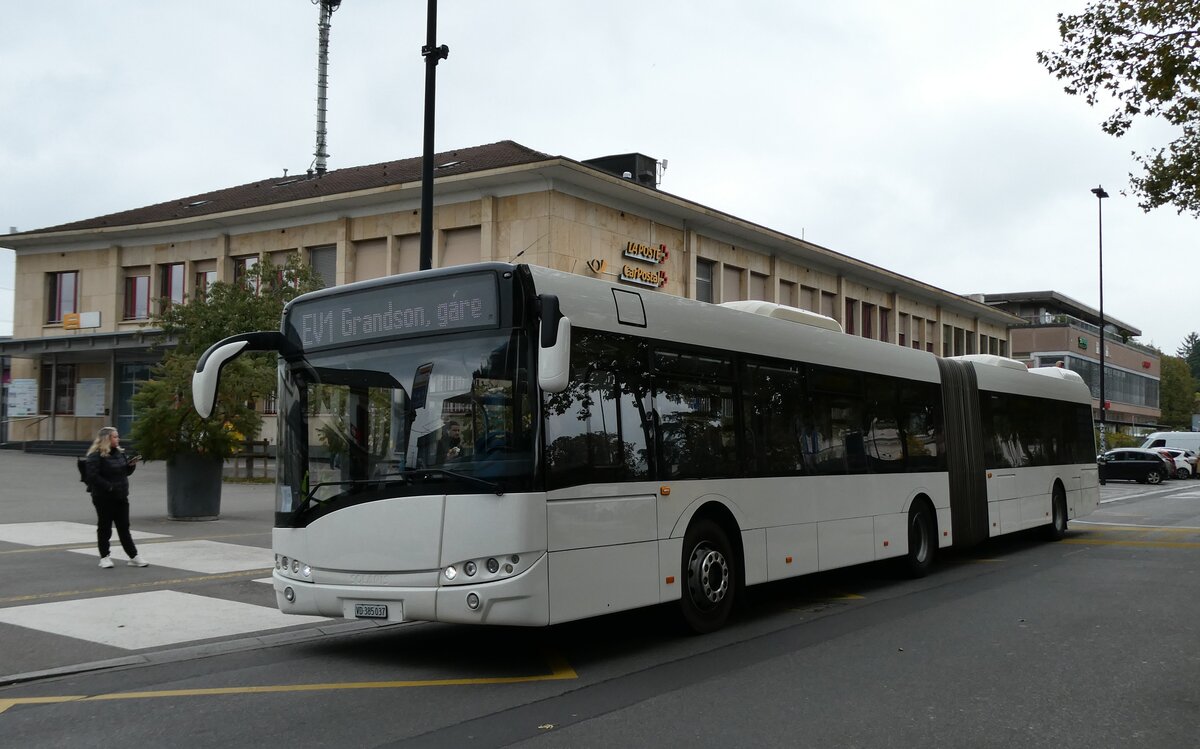 (281'255) - Overney, Vevey - VD 385'037 - Solaris (ex AAGR Rothenburg Nr. 11) am 11. Oktober 2025 beim Bahnhof Yverdon
