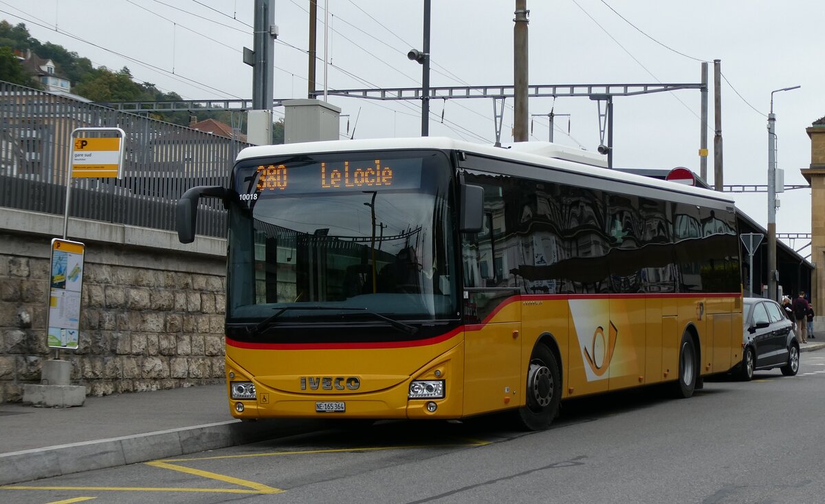(281'274) - CarPostal Ouest - NE 165'364/PID 10'018 - Iveco (ex TPC Aigle Nr. CP09) am 11. Oktober 2025 beim Bahnhof Neuch�tel