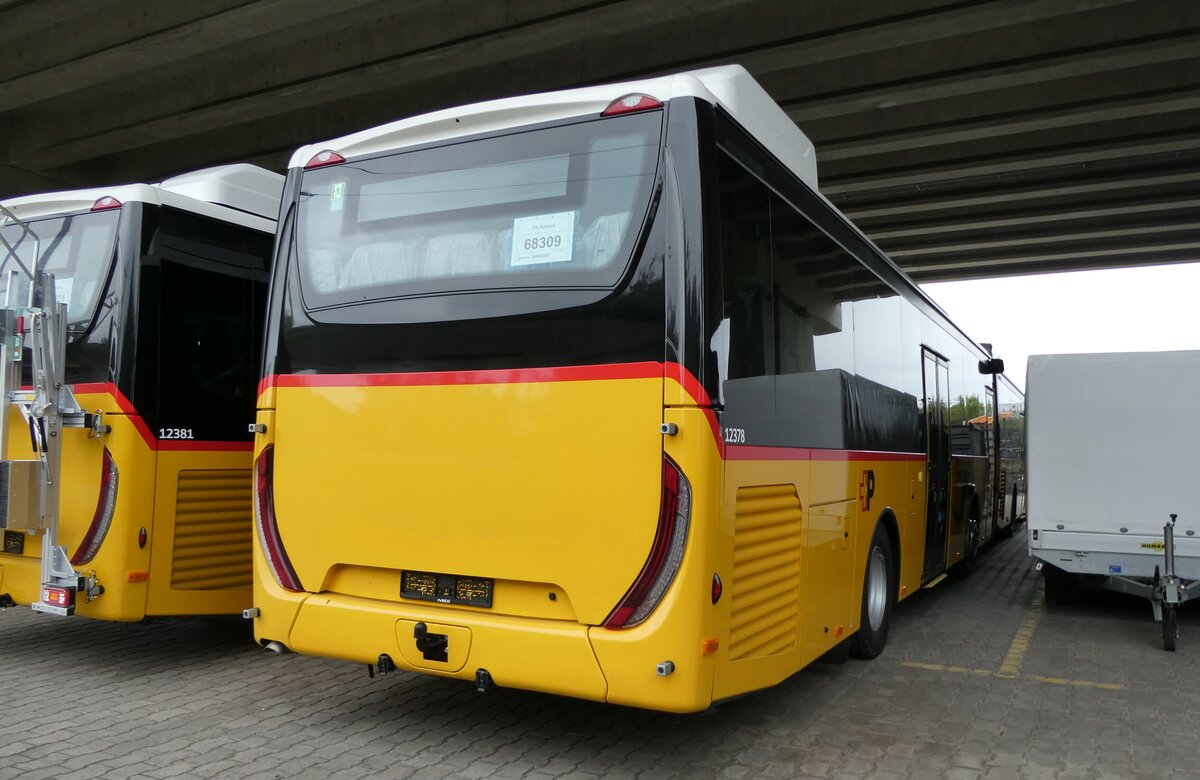 (281'282) - PostAuto Graub�nden - PID 12'378 - Iveco am 11. Oktober 2025 in Kerzers, Murtenstrasse
