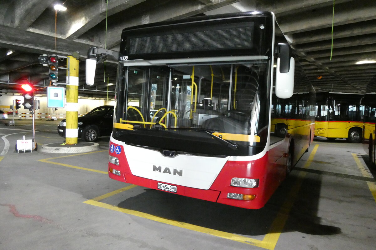 (281'305) - PostAuto Bern - BE 654'090/PID 12'339 - MAN (ex Dr. Richard, A-Wien Nr. 1419) am 11. Oktober 2025 in Bern, Postautostation