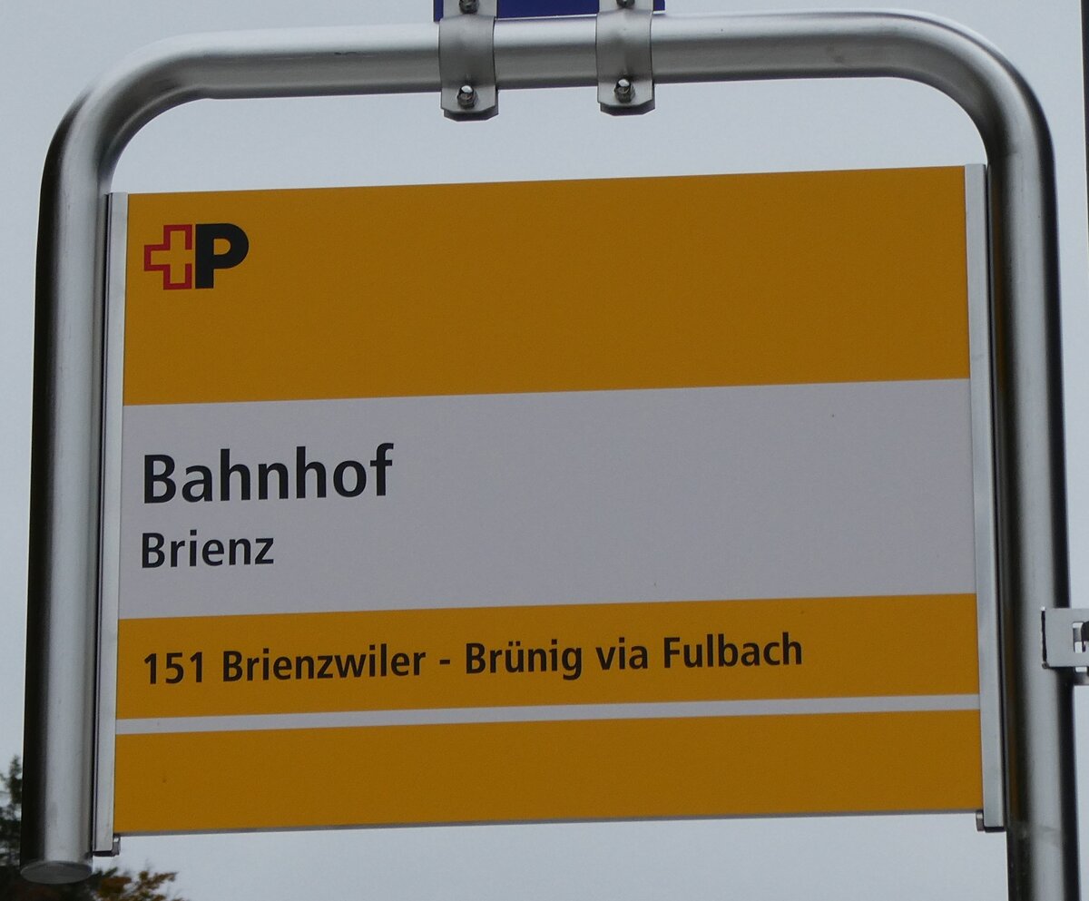 (281'552) - +P-Haltestellenschild - Brienz, Bahnhof - am 16. OKtober 2025