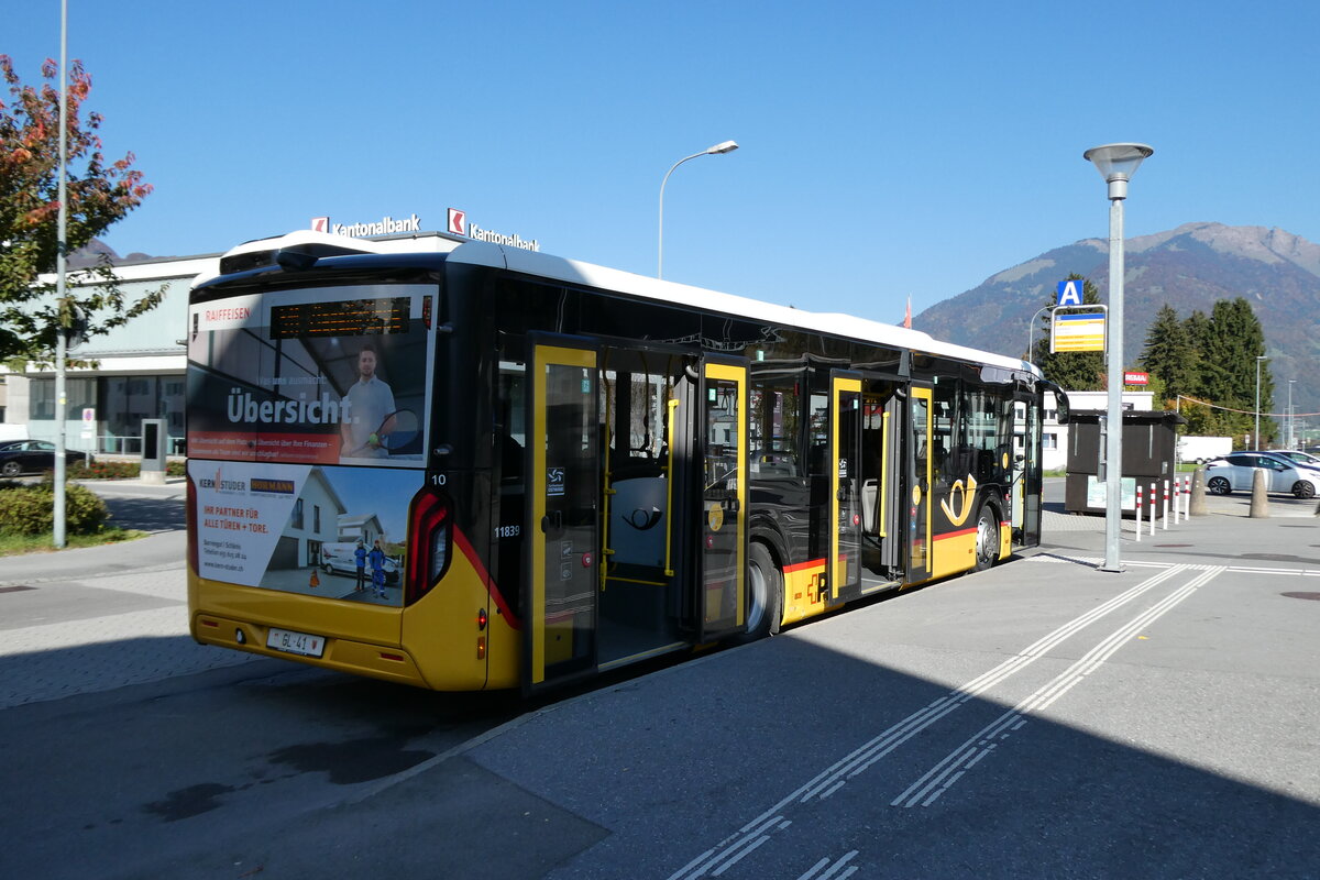 (281'650) - Niederer, Filzbach - Nr. 10/GL 41/PID 11'839 - MAN am 18. Oktober 2025 beim Bahnhof N�fels-Mollis