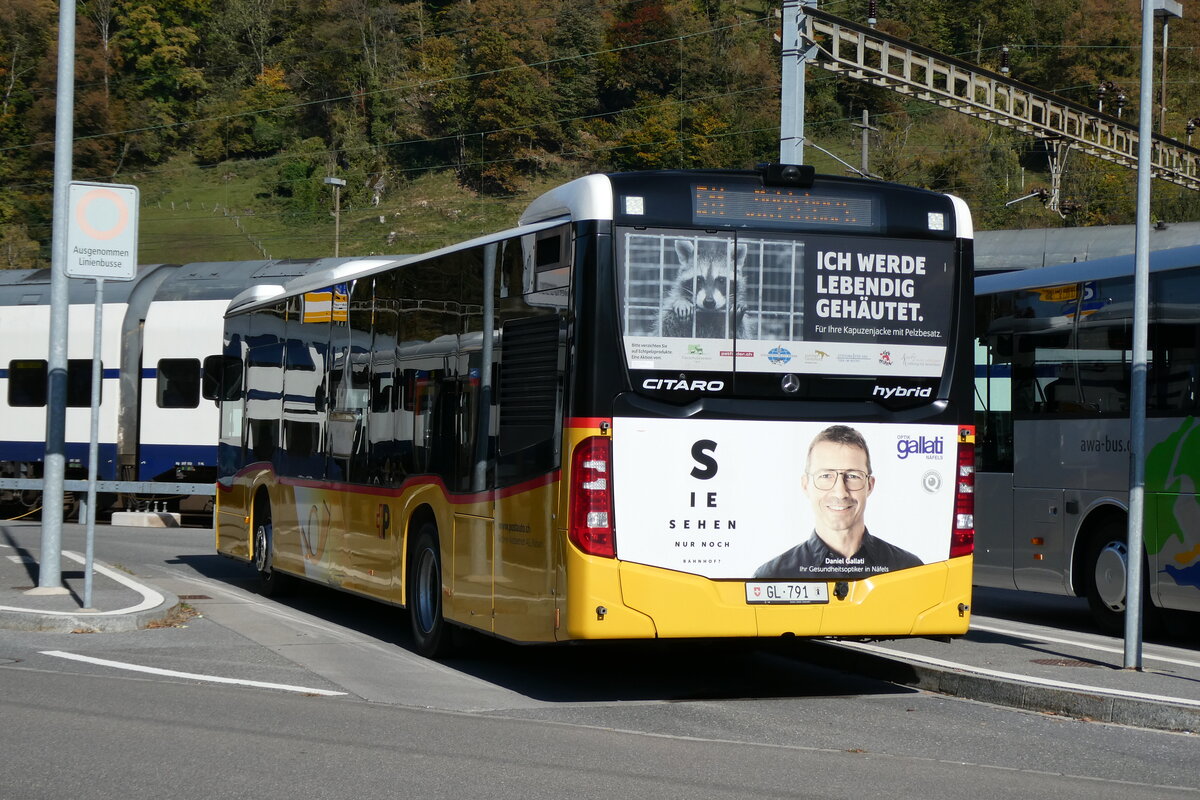 (281'653) - Niederer, Filzbach - Nr. 4/GL 791/PID 11'357 - Mercedes am 18. Oktober 2025 beim Bahnhof Ziegelbr�cke