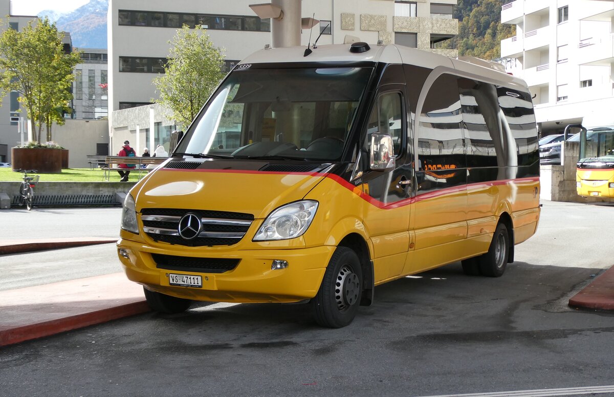 (281'713) - Autotour, Visp - VS 47'111/PID 5339 - Mercedes (ex VS 4411) am 21. Oktober 2025 beim Bahnhof Visp