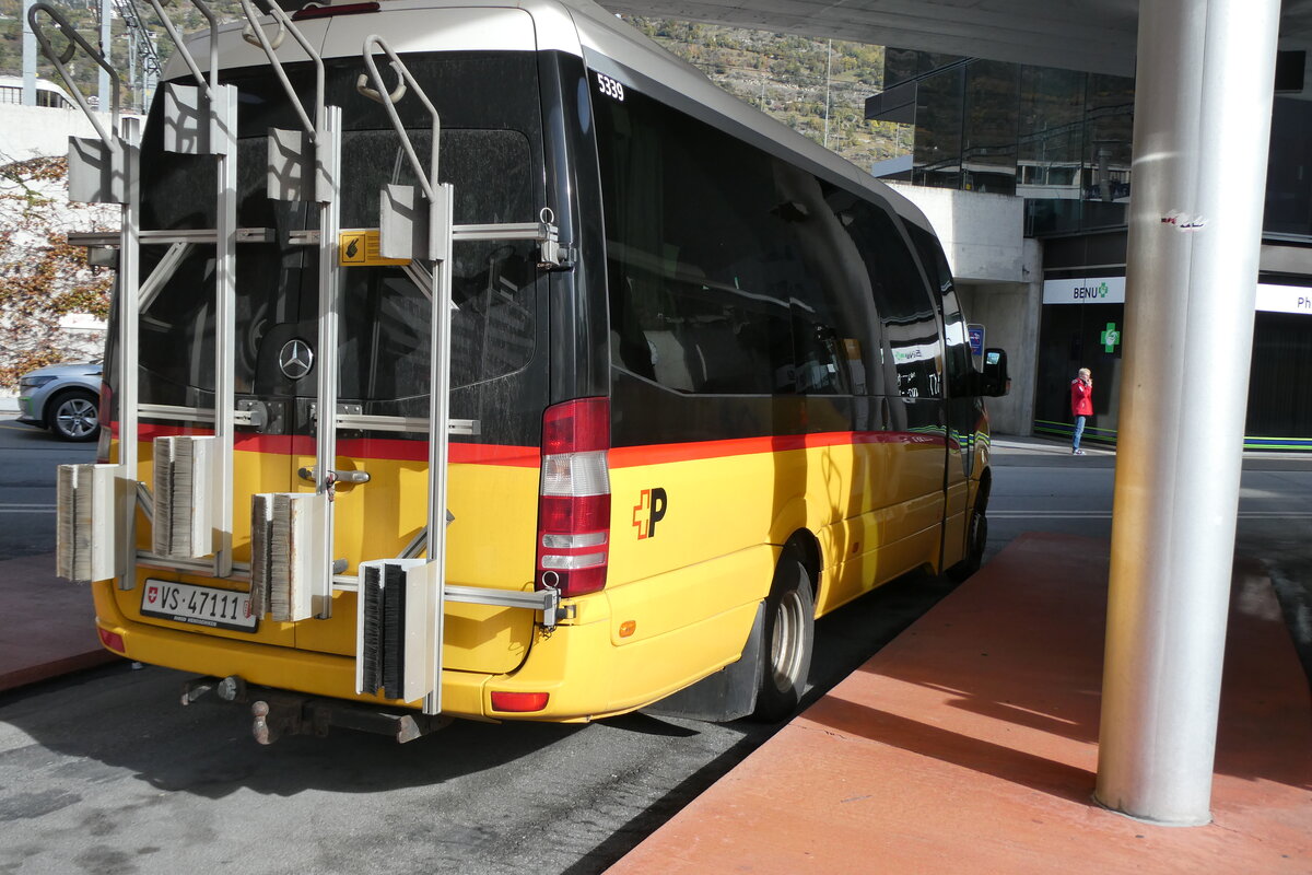 (281'714) - Autotour, Visp - VS 47'111/PID 5339 - Mercedes (ex VS 4411) am 21. Oktober 2025 beim Bahnhof Visp