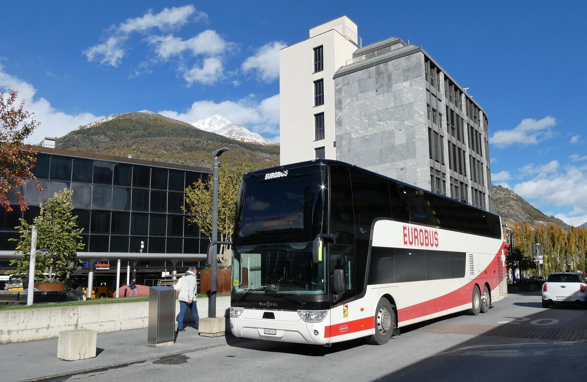 (281'772) - Welti-Furrer, Bassersdorf - Nr. SE01/ZH 930'331 - Van Hool (ex Eurobus swiss-express, Bassersdorf Nr. SE01) am 24. Oktober 2025 beim Bahnhof Visp