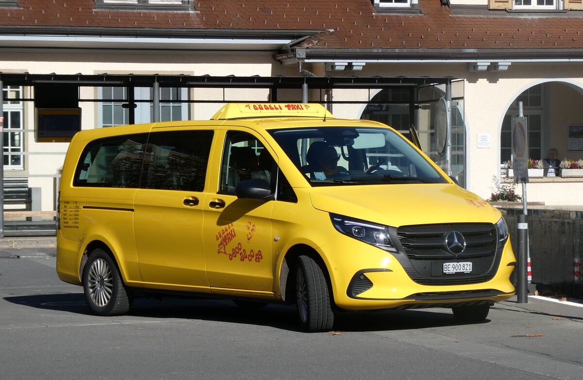 (282'111) - B�deli Taxi, Wilderswil - BE 900'821 - Mercedes am 7. November 2025 beim Bahnhof Interlaken Ost