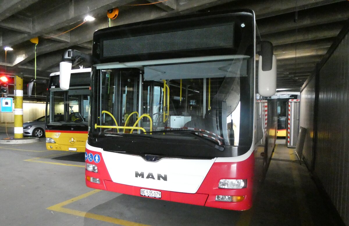 (282'153) - PostAuto Bern - BE 535'079/PID 12'335 - MAN (ex BE 489'253; ex Dr. Richard, A-Wien Nr. 1421) am 8. November 2025 in Bern, Postautostation