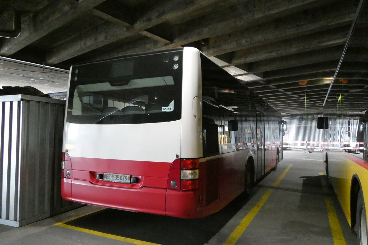 (282'155) - PostAuto Bern - BE 535'079/PID 12'335 - MAN (ex BE 489'253; ex Dr. Richard, A-Wien Nr. 1421) am 8. November 2025 in Bern, Postautostation