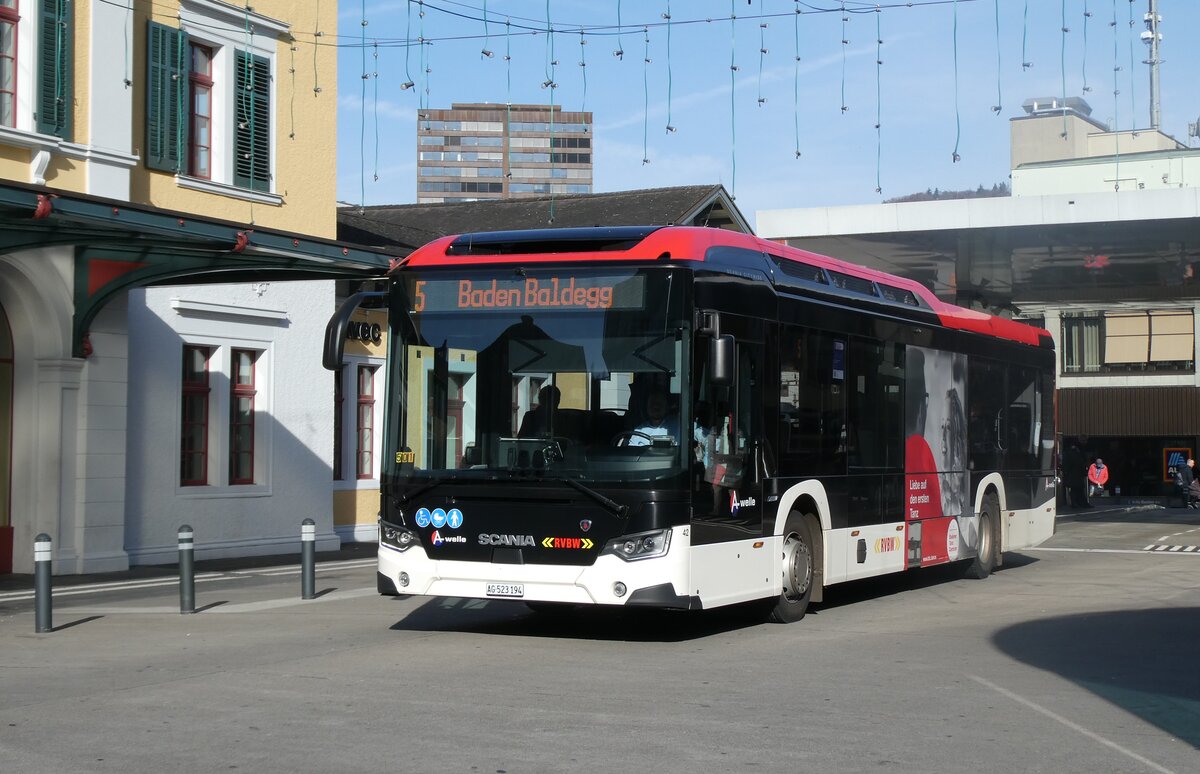 (282'276) - RVBW Wettingen - Nr. 42/AG 523'194 - eScania am 11. November 2025 beim Bahnhof Baden