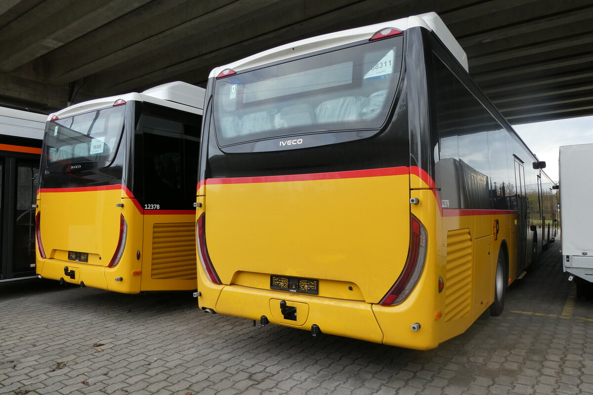 (282'453) - PostAuto Graub�nden - PID 12'379 - Iveco am 15. November 2025 in Kerzers, Murtenstrasse