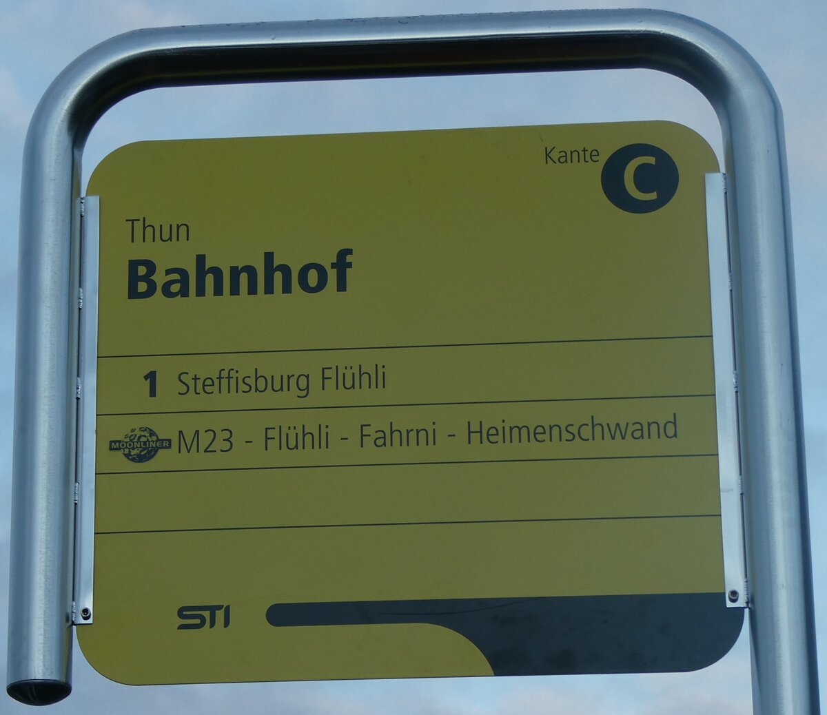 (282'617) - STI-Haltestellenschild - Thun, Bahnhof - am 29. November 2025