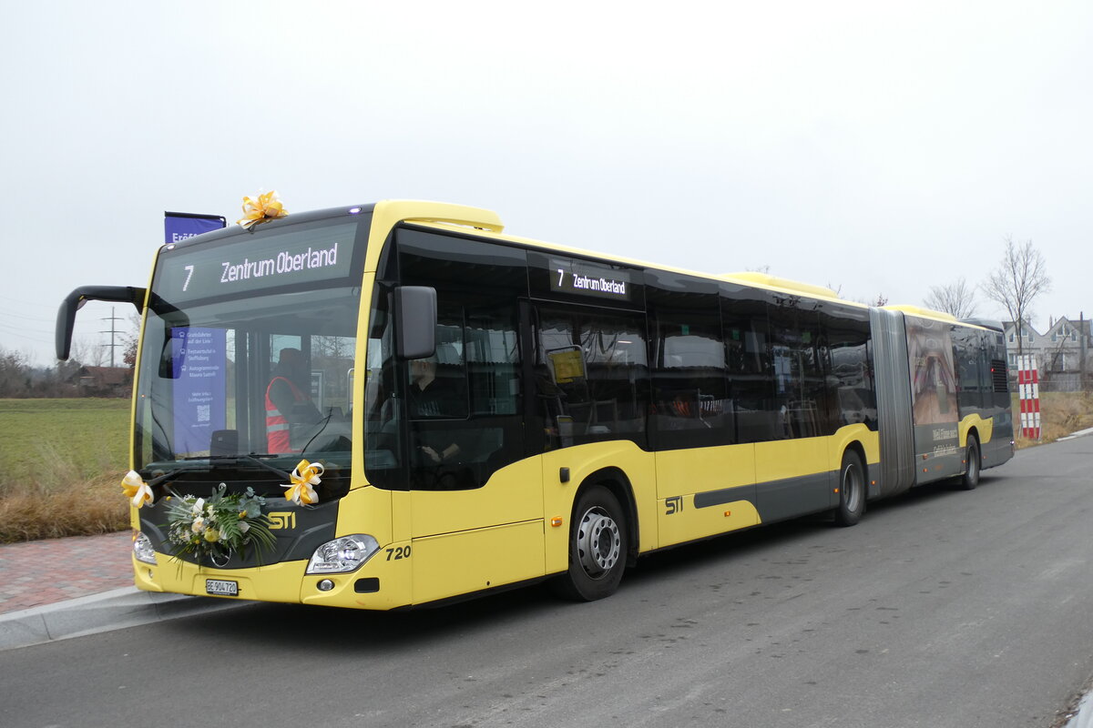 (283'170) - STI Thun - Nr. 720/BE 904'720 - Mercedes am 14. Dezember 2025 beim Bahnhof Steffisburg