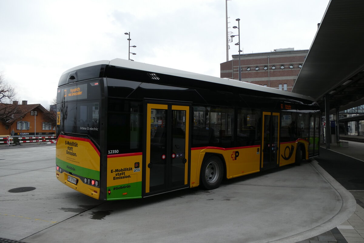 (283'241) - PostAuto Bern - BE 537'980/PID 12'350 - eSolaris am 16. Dezember 2025 beim Bahnhof Spiez